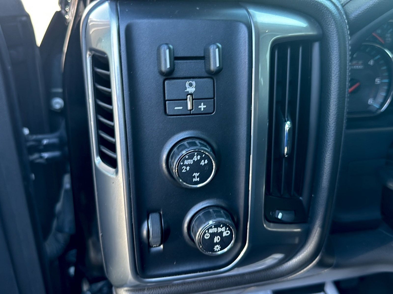 Used 2015 Chevrolet Silverado 1500 LTZ Z71 w/ Midnight Edition AWD/4WD image 10
