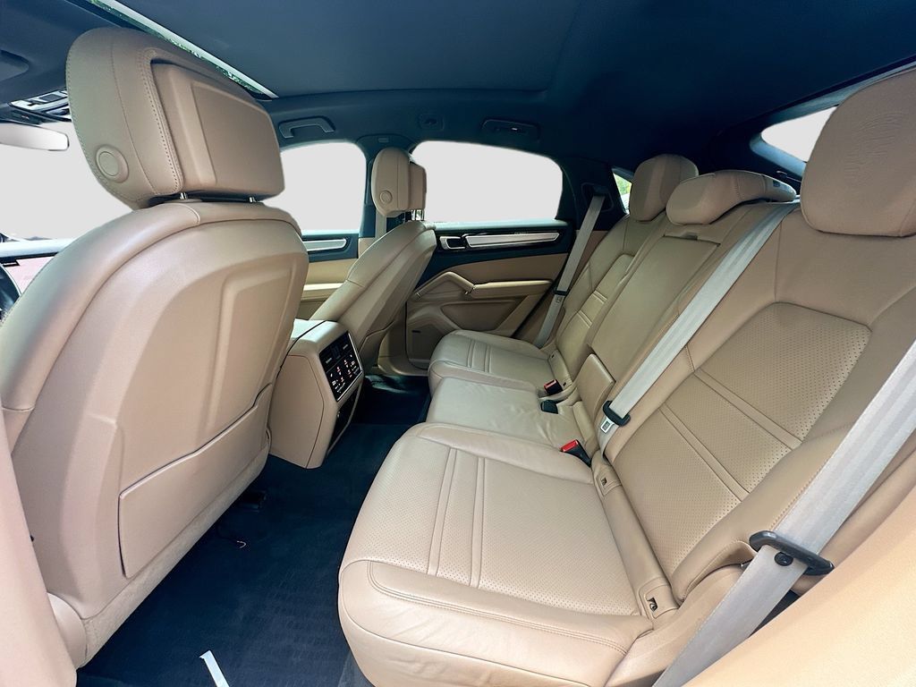 Used 2023 Porsche Cayenne Platinum Edition AWD/4WD image 26