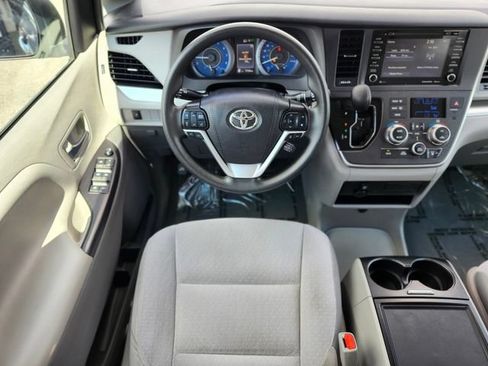 Used 2020 Toyota Sienna LE w/ LE Preferred Package FWD image 13