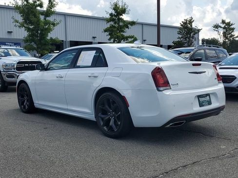 Certified 2022 Chrysler 300 Touring L w/ Comfort Group RWD image 6