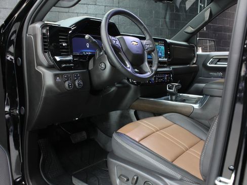 Used 2025 Chevrolet Silverado 1500 High Country w/ High Country Premium Package AWD/4WD image 34