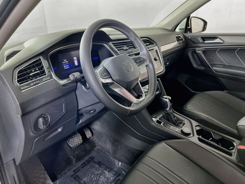 Used 2023 Volkswagen Tiguan SE AWD/4WD image 9