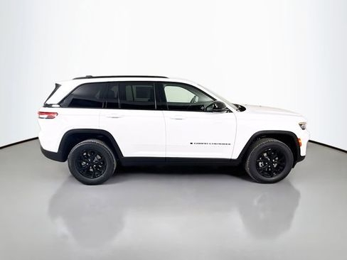 New 2025 Jeep Grand Cherokee Altitude image 8