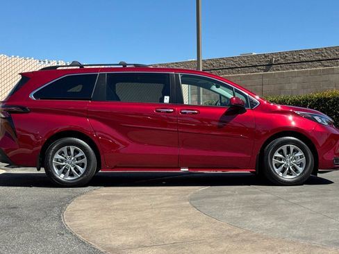 Used 2026 Toyota Sienna XLE FWD image 3