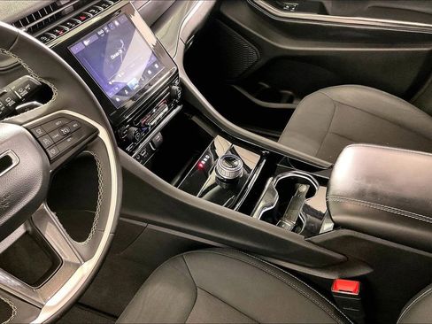 Used 2023 Jeep Grand Cherokee Laredo image 19