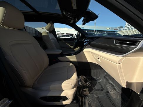 Used 2023 Jeep Grand Cherokee L Limited image 28