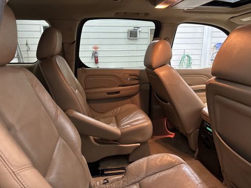 Used 2011 Cadillac Escalade ESV Premium image 32