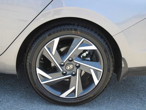Used 2024 Hyundai Elantra Limited FWD image 7
