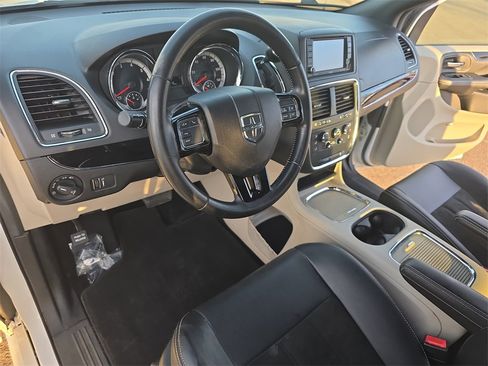 Used 2019 Dodge Grand Caravan SXT image 18