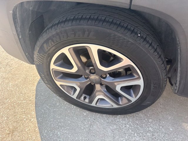Used 2015 Jeep Renegade Latitude FWD image 18