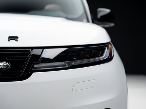 Used 2024 Land Rover Range Rover Sport SE image 9