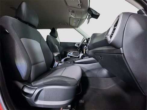 Used 2023 Kia Soul LX image 27