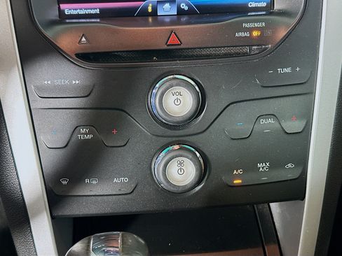 Used 2015 Ford Explorer XLT w/ Equipment Group 202B FWD image 22