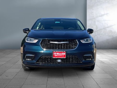 Used 2023 Chrysler Pacifica Touring-L FWD image 2