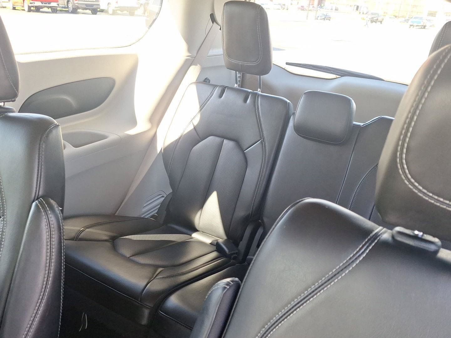 Used 2023 Chrysler Pacifica Touring-L FWD image 13