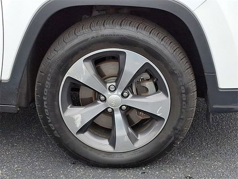 Used 2019 Jeep Cherokee Limited image 8