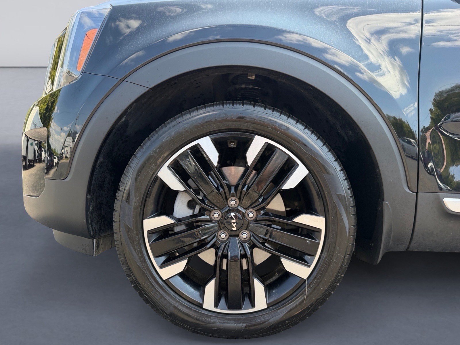Used 2024 Kia Telluride SX w/ Towing Package FWD image 9