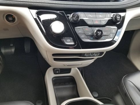 Used 2023 Chrysler Pacifica Touring-L AWD/4WD image 26