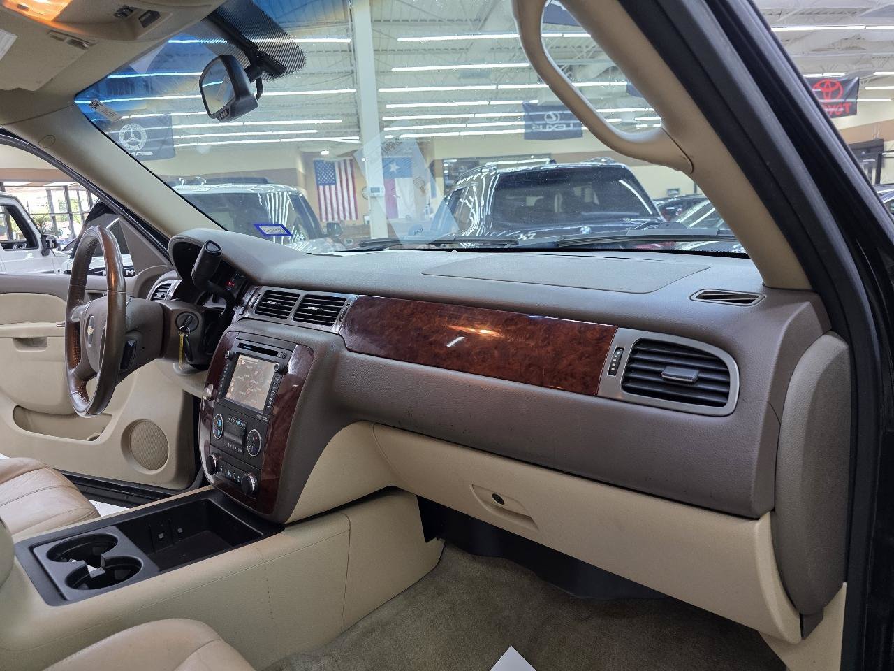Used 2013 Chevrolet Suburban LT RWD image 21
