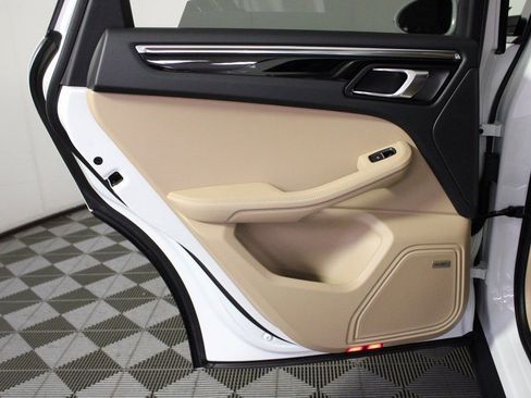 Certified 2026 Porsche Macan image 33