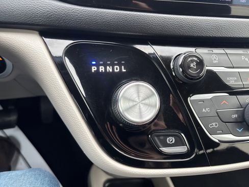 Used 2017 Chrysler Pacifica Touring-L image 27