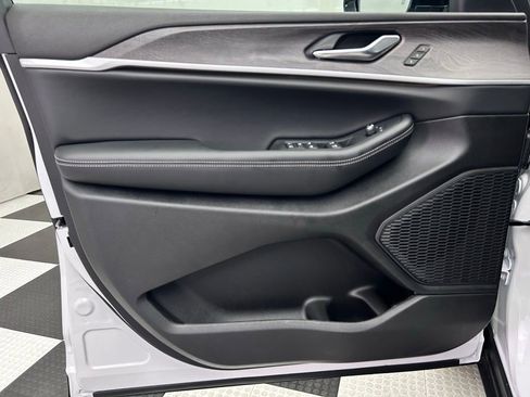 New 2025 Jeep Grand Cherokee Limited w/ Trailer Tow Package image 13