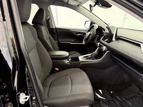 Used 2025 Toyota RAV4 XLE FWD image 19