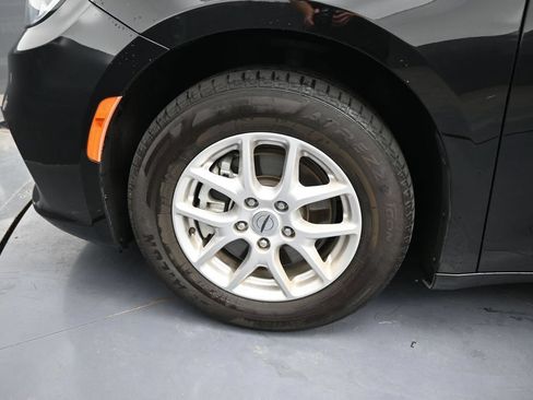 Used 2024 Chrysler Pacifica Touring-L FWD image 14