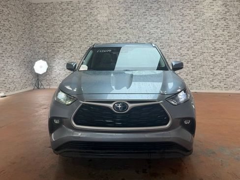 Used 2021 Toyota Highlander XLE FWD image 2