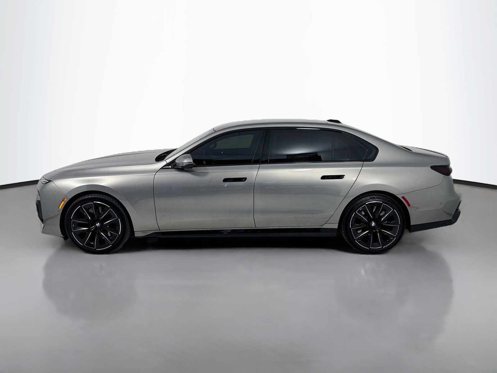 Used 2023 BMW 760i xDrive AWD/4WD image 4