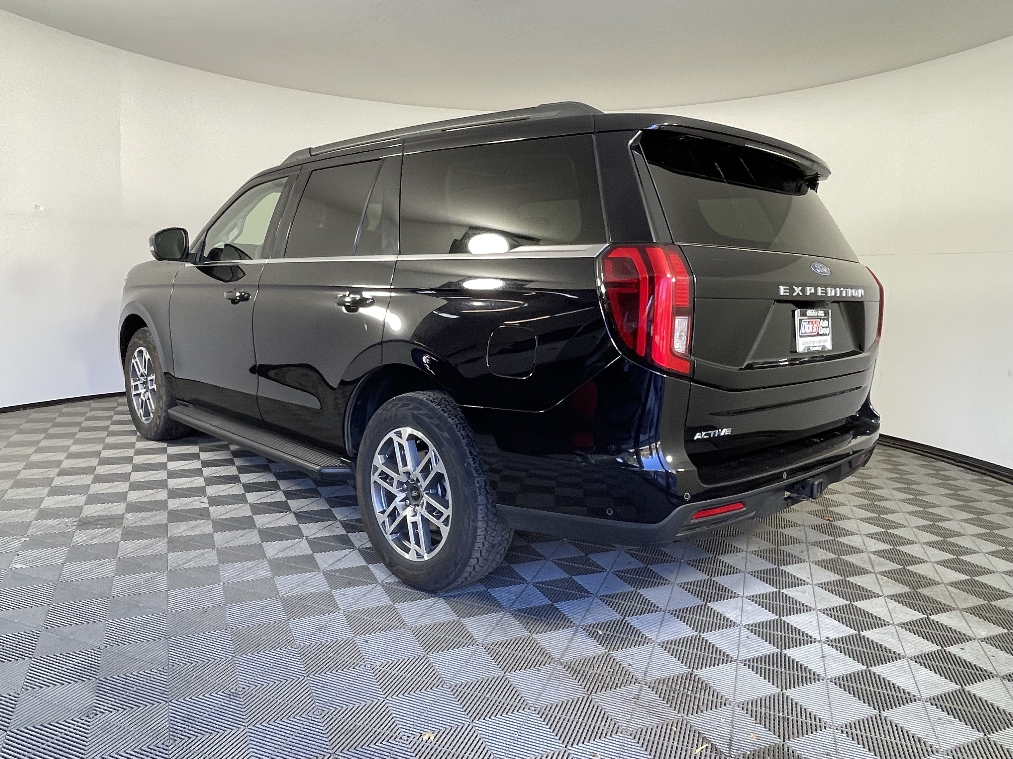 Used 2025 Ford Expedition Active AWD/4WD image 3