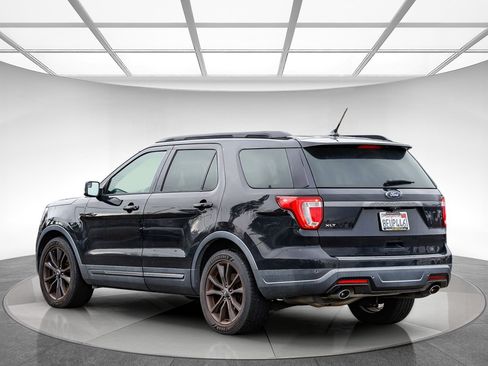 Used 2018 Ford Explorer XLT image 2