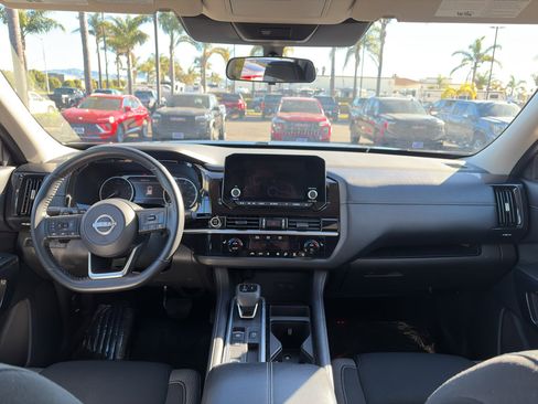 Used 2024 Nissan Pathfinder SV image 11