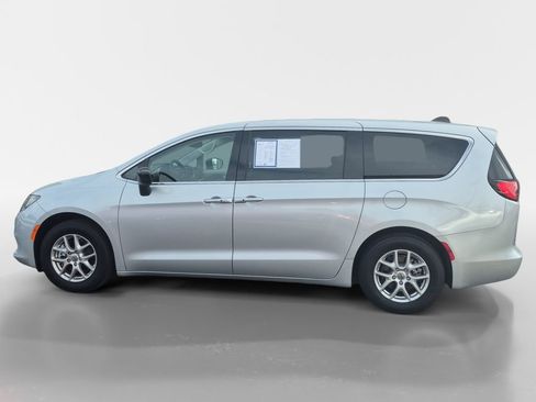 Used 2024 Chrysler Voyager LX image 7