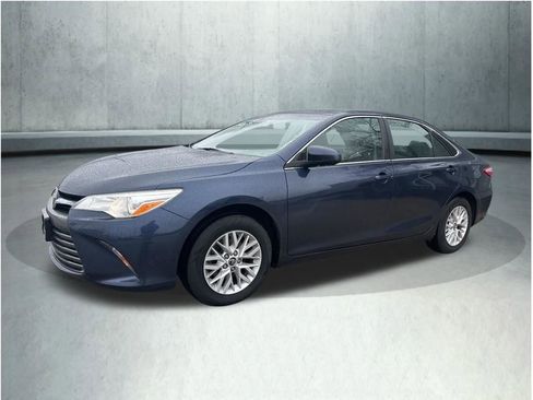 Used 2017 Toyota Camry LE image 1