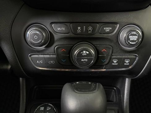 Used 2019 Jeep Cherokee Trailhawk w/ Cold Weather Group AWD/4WD image 23