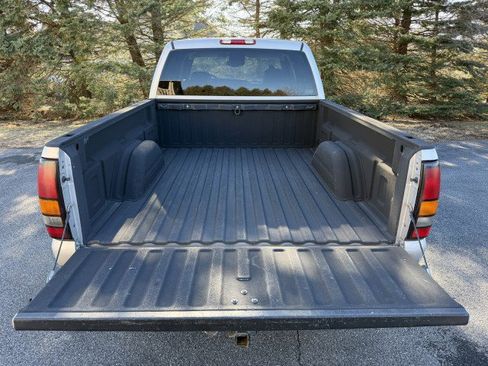 Used 2005 GMC Sierra 2500 SLT w/ Heavy-Duty Power Package image 23