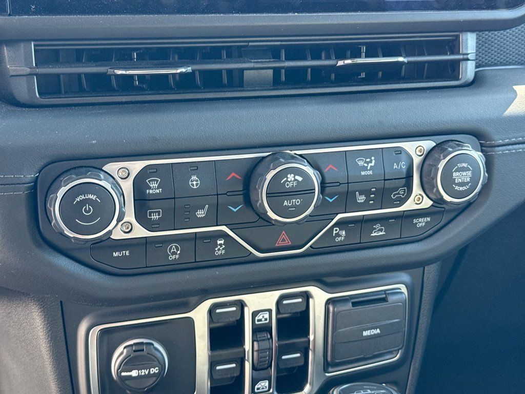 Used 2025 Jeep Gladiator Rubicon AWD/4WD image 16