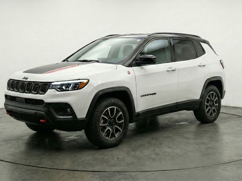 Used 2025 Jeep Compass Trailhawk AWD/4WD image 3