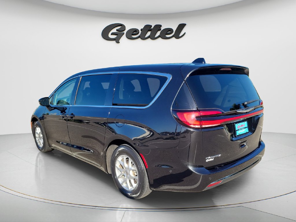 Used 2023 Chrysler Pacifica Touring-L FWD image 7