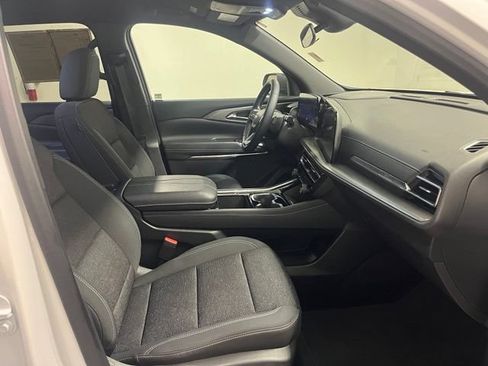 Used 2025 Chevrolet Traverse LT FWD image 21