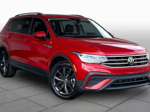 Used 2024 Volkswagen Tiguan SE w/ Panoramic Sunroof Package FWD image 3