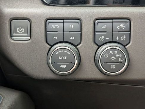 Used 2022 Chevrolet Silverado 1500 LTZ w/ LTZ Premium Package AWD/4WD image 16