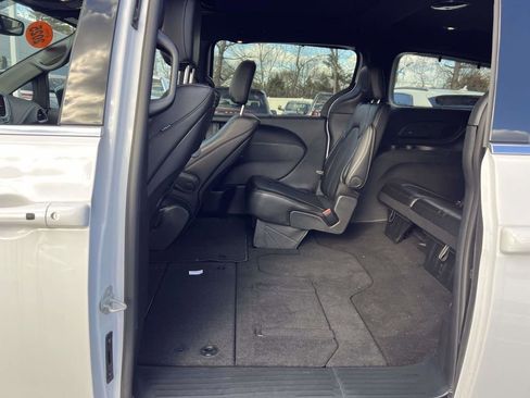 Used 2025 Chrysler Pacifica Select w/ Uconnect Theater Family Group image 18