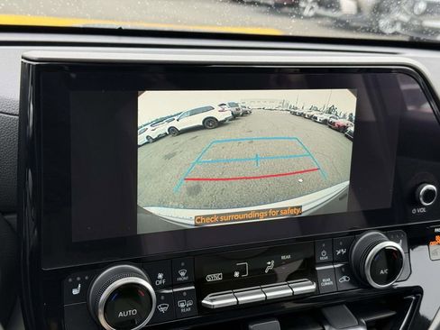 Used 2023 Toyota Highlander XLE image 12