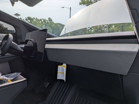 Used 2024 Tesla Cybertruck AWD Crew Cab image 38