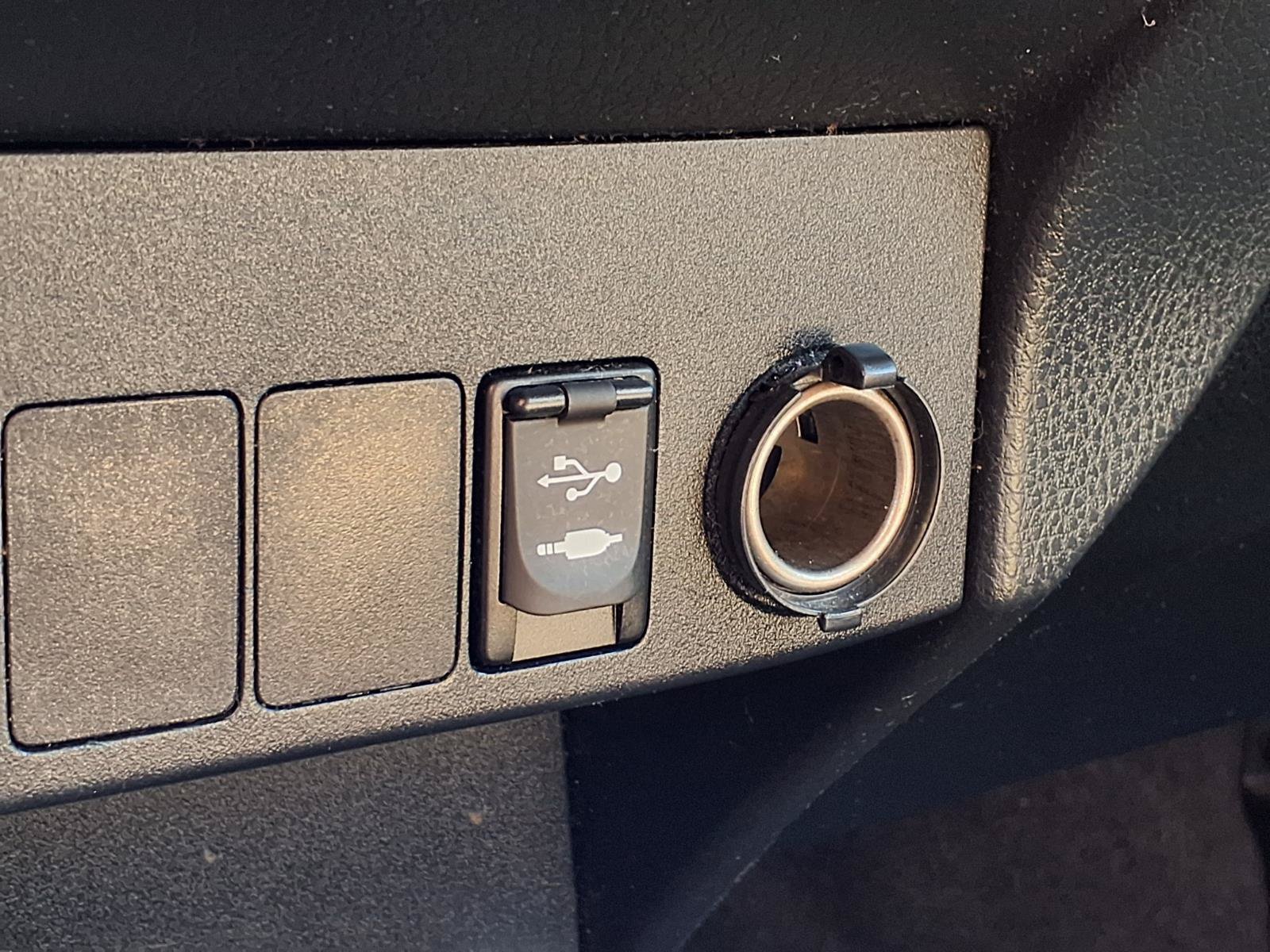 Used 2015 Toyota RAV4 LE AWD/4WD image 26