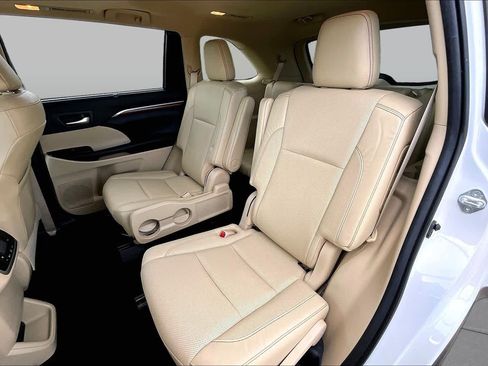 Used 2019 Toyota Highlander Limited FWD image 21