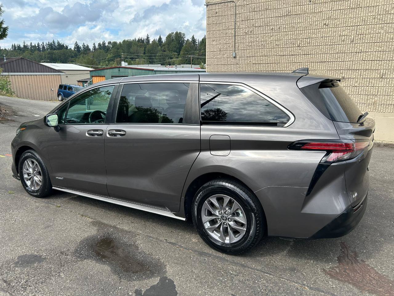 Used 2021 Toyota Sienna LE AWD/4WD image 7
