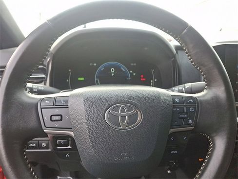 Used 2025 Toyota Camry SE image 17